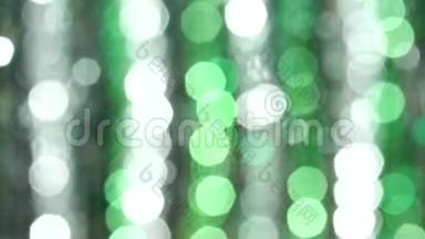 神奇的抽象闪亮的背景与银和绿色的离焦。 圣诞主题的美丽动态背景